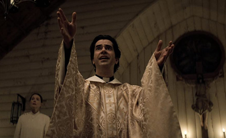 Hamish Linklater in Midnight Mass (2021).