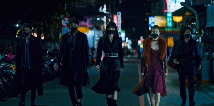 ‘Dead & Beautiful’ (2021) Review: A Vampiric Metaphor in an Arthouse Style