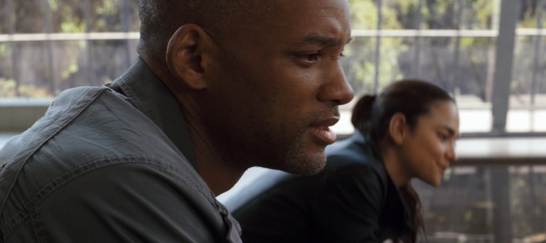 Will Smith and Alice Braga in I Am Legend (2007).