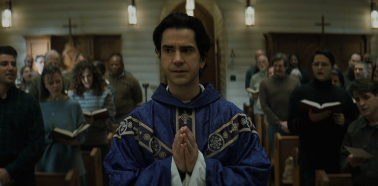 Hamish Linklater in Midnight Mass (2021).