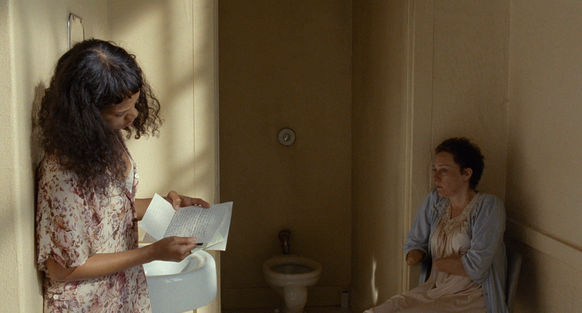 Maren reads a letter from her mother in Bones and All (2022).