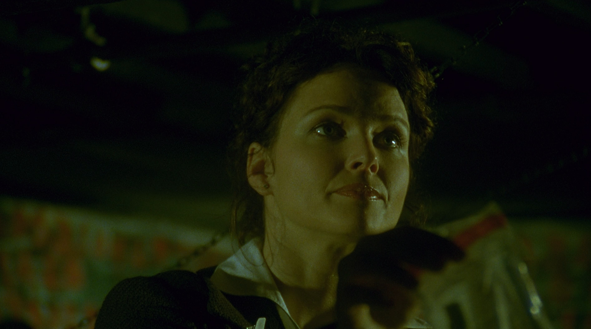 Detective Allison Kerry shows Dr. Gordon's pen light to Tapp and Sing in Saw (2004).