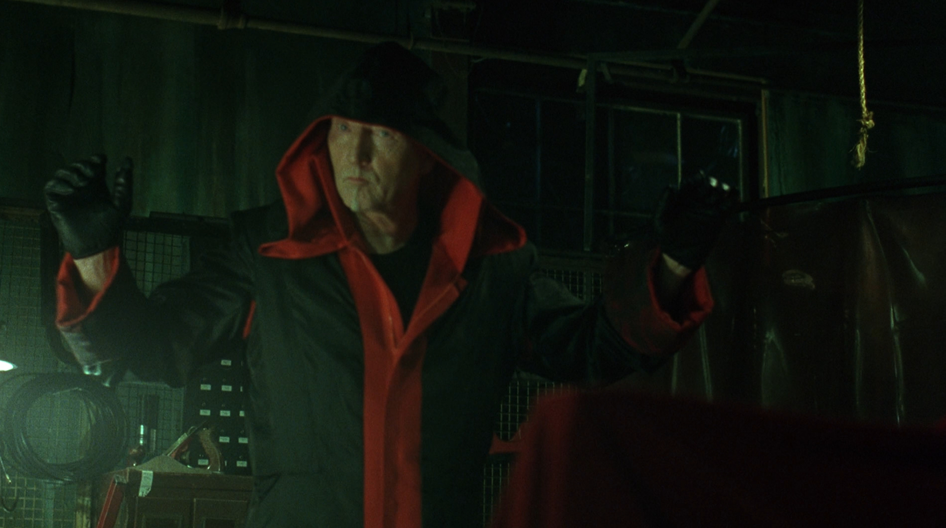 Jigsaw raises his hands in Saw (2004).