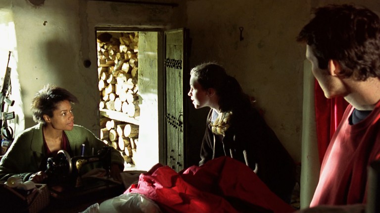 Naomie Harris, Megan Burns, and Cillian Murphy in 28 Days Later (2002).