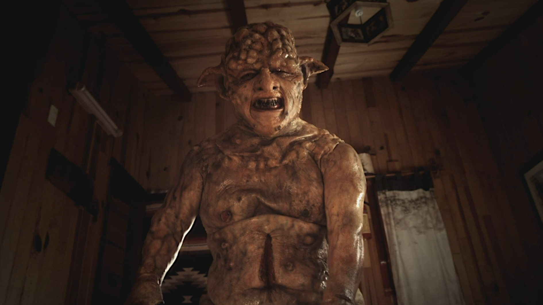 A troll smiles towards the camera in México Bárbaro (2014).