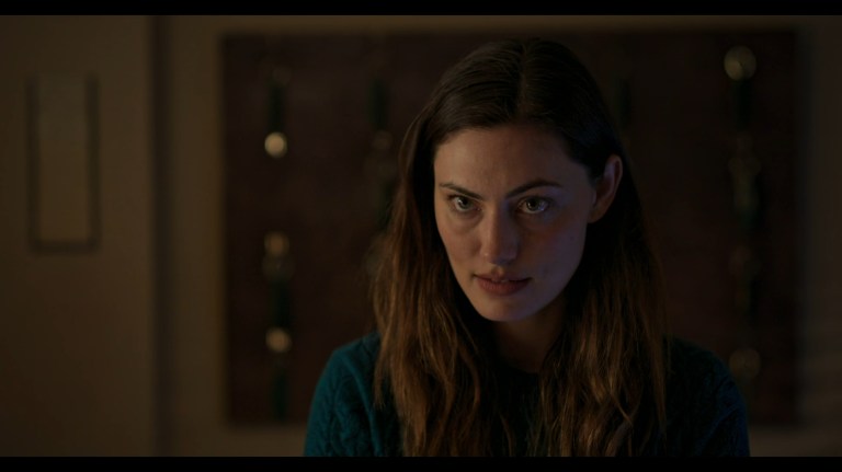 Phoebe Tonkin as Gwen in Night Shift (2023).