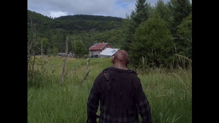 A maskless Johnny walks towards a house in In a Violent Nature (2024).
