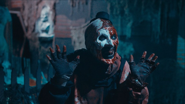 Art holds his hands up in Terrifier 2 (2022).