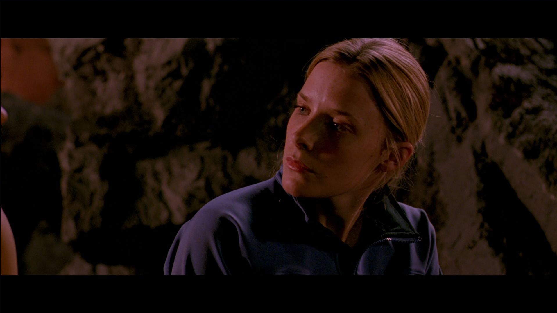 Sarah talks to Juno in the cave in The Descent (2005).