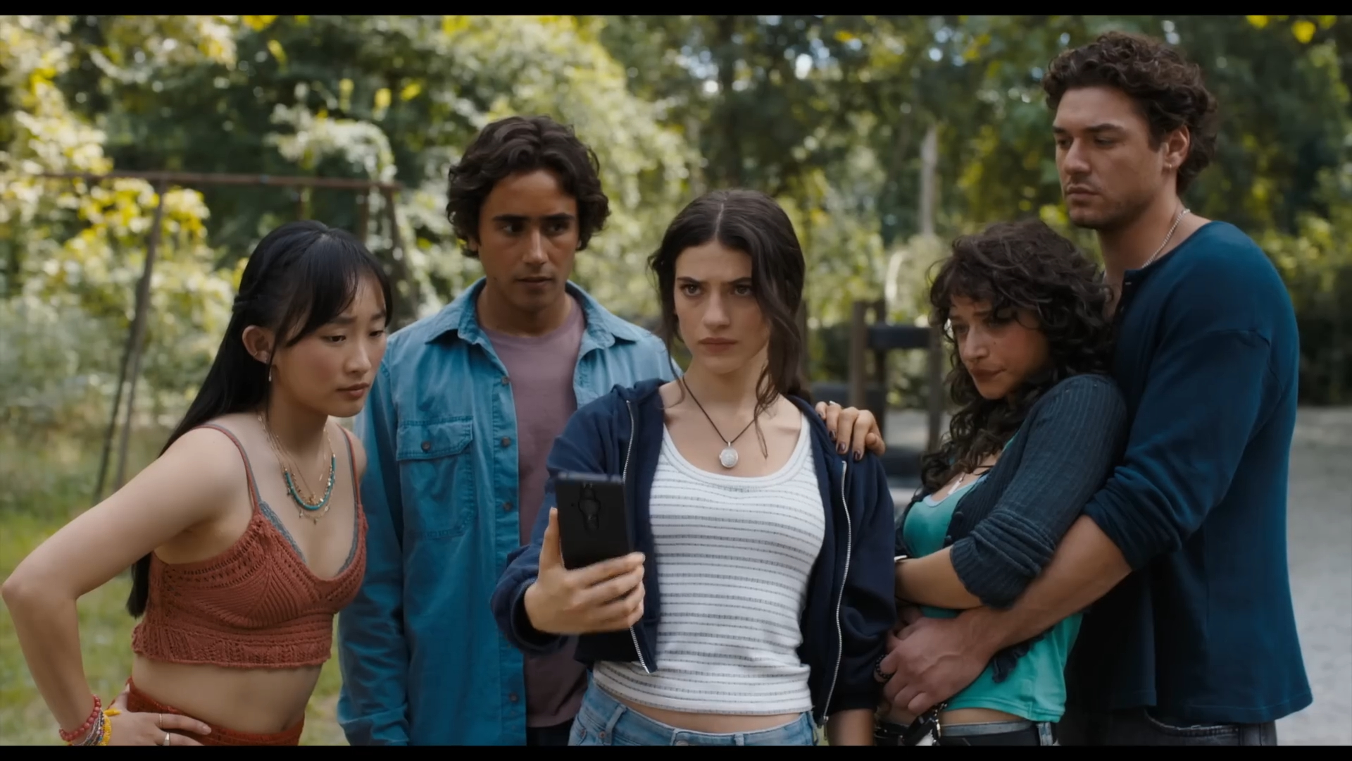 The group stands around clover in Until Dawn (2025).