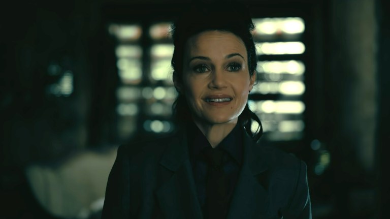 Carla Gugino in The Fall of the House of Usher (2023).